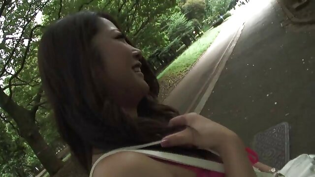 Film maison avec des beautés aux gros seins sexe gratuit video amateur vapotant et suçant une bite!