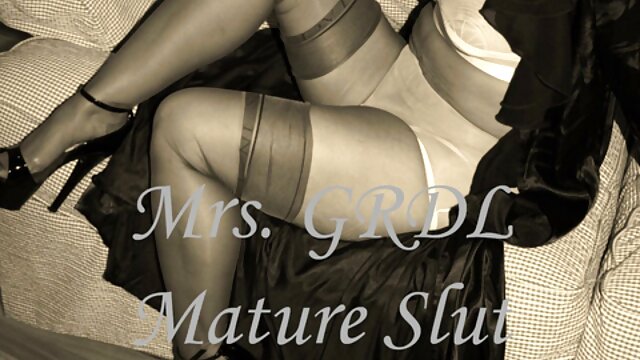 Emily Elicia Low & video gratuite scato Jacqui Holland lingerie seins nus et sexy
