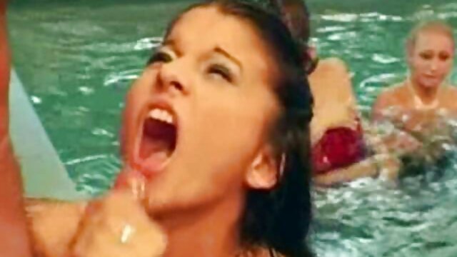 Blonde maigre se fait jouir video sex esbienne par la fenêtre
