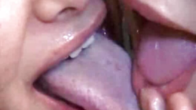 Vieux videosporno gratuites couple séduit une brune tchèque dans le sexe