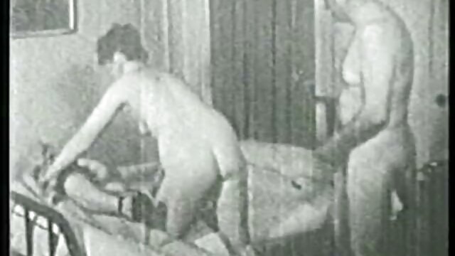 Deux filles s'amusent avec des sex video gratuit arab jouets et du poing
