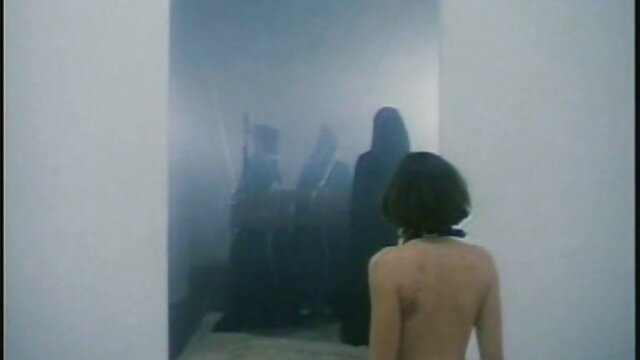 les cheveux longs foncés font quelques séances d'entraînement film porno gratuit katsumi