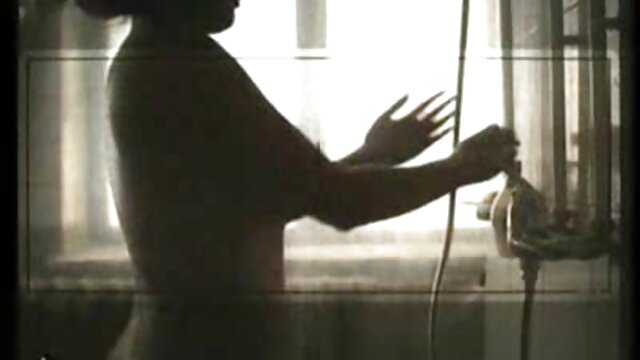 Ole Nina joue en plein sex porne gratuit air avec sa chatte poilue