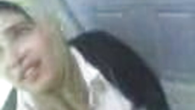 Rousse défie deux grosses bites noires à video x sur tukif la fois