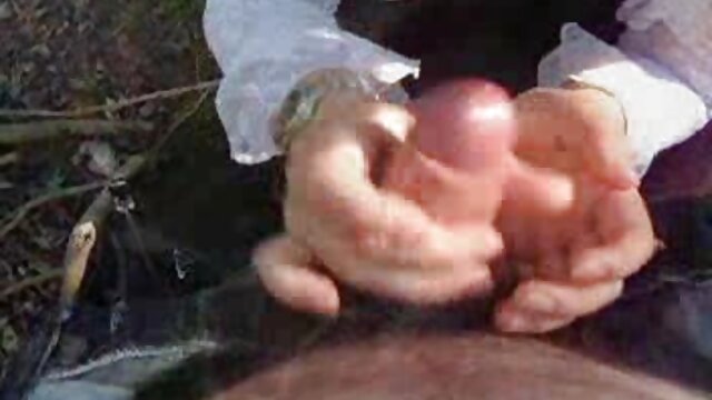 Une milf mature a surpris son fils en train de se masturber et l'a aidé à jouir video de sexe gratuit extrait