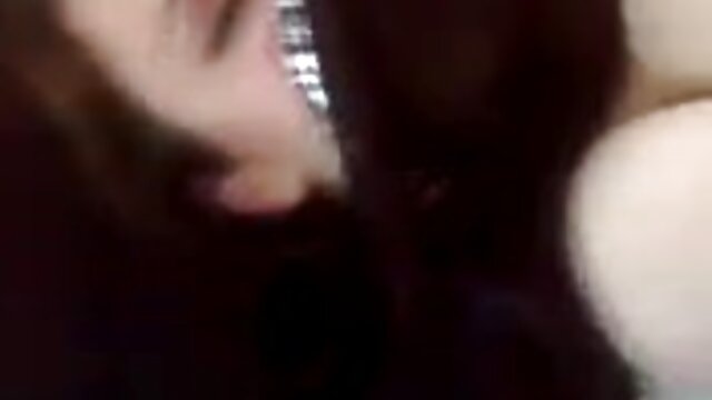 Une adolescente trouve une caméra cachée installée par video prono noir son père