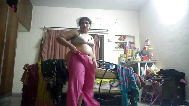 Petite fille videos x coqnu aux yeux de chat s'amusant avec DP